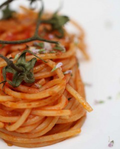 Spaghetti z wedzonym pomidorem